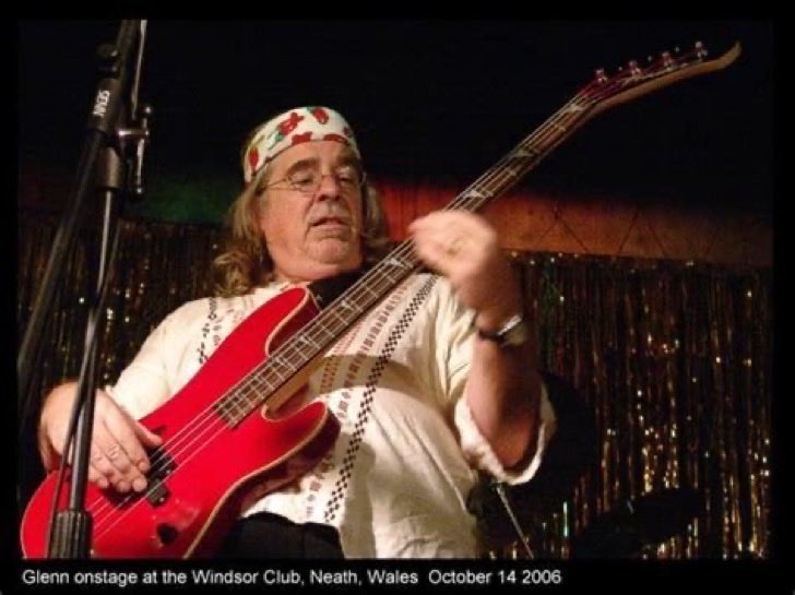 il 23 Aprile 1947 nasceva
Glenn Cornick,
il primo storico bassista
dei Jethro Tull, con cui ha pubblicato
i primi tre album, This Was,
Stand Up e Benefit.
Dopo l’uscita dalla band, a causa
delbsuo carattere esuberante ed
incompatibile con il resto del gruppo,
entrò nei Wild