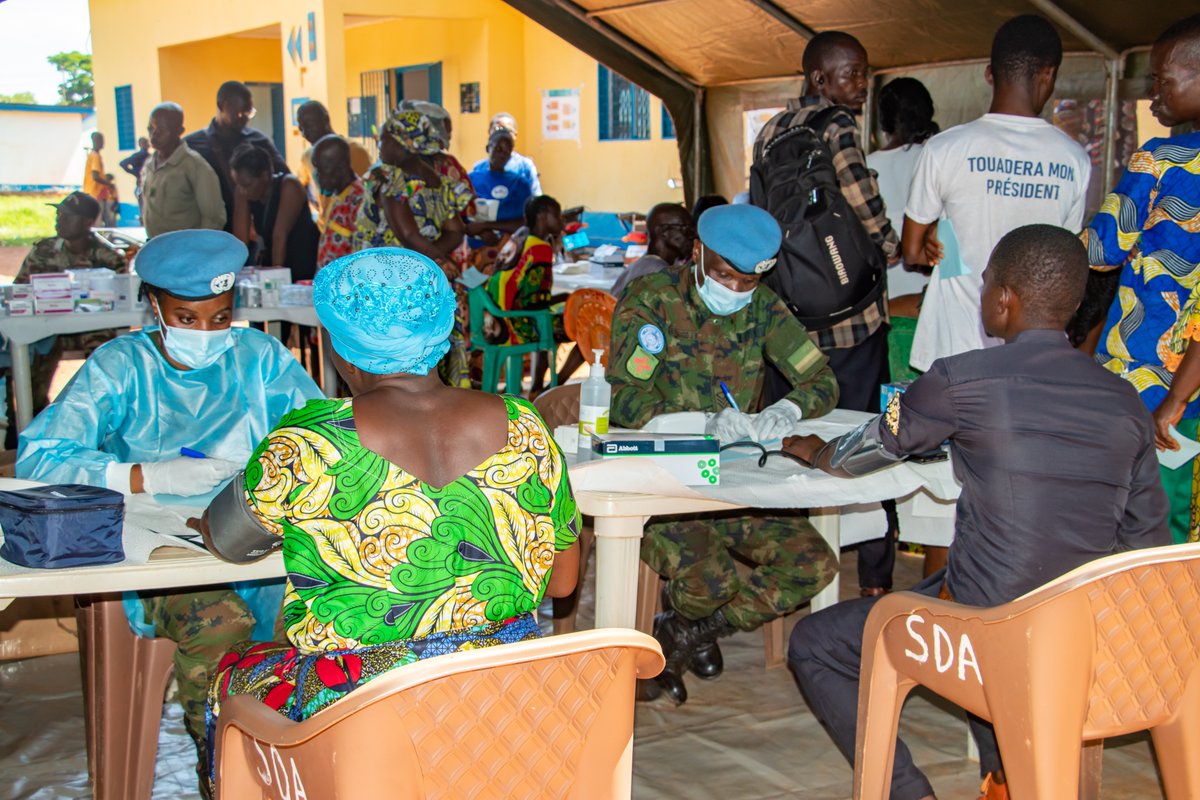 RwandaHillsNews's tweet image. 🚨Ingabo z’u Rwanda @RwandaMoD  ziri mu butumwa bwa #MINUSCA muri Centrafrique, zavuye abaturage barenga 174 mu gace ka Boali. 🩺💊
Umuyobozi w’Akarere, Youskou Camille, yashimiye #RWABATT2 ku bufatanye n’ubumuntu bakomeje kugaragariza abaturage. 🤝✨
#Rwanda #Peacekeeping