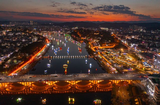 tlife_hd's tweet photo. ／
咸安(ハマン)・落火ノリ 鑑賞ツアー🇰🇷
＼

ドラマにも度々登場し、韓国で人気のイベント・咸安落火ノリ✨舞い踊る火の粉をご鑑賞🔥
ツアーは、釜山観光や韓国絶品グルメ付き！

静岡発は晋州��江流灯祭りもご一緒にお楽しみ🏮

▼特集はこちら▼
https://t.co/jixlRd3VWa

#韓国旅行 #釜山 https://t.co/NDhZzgLz7H