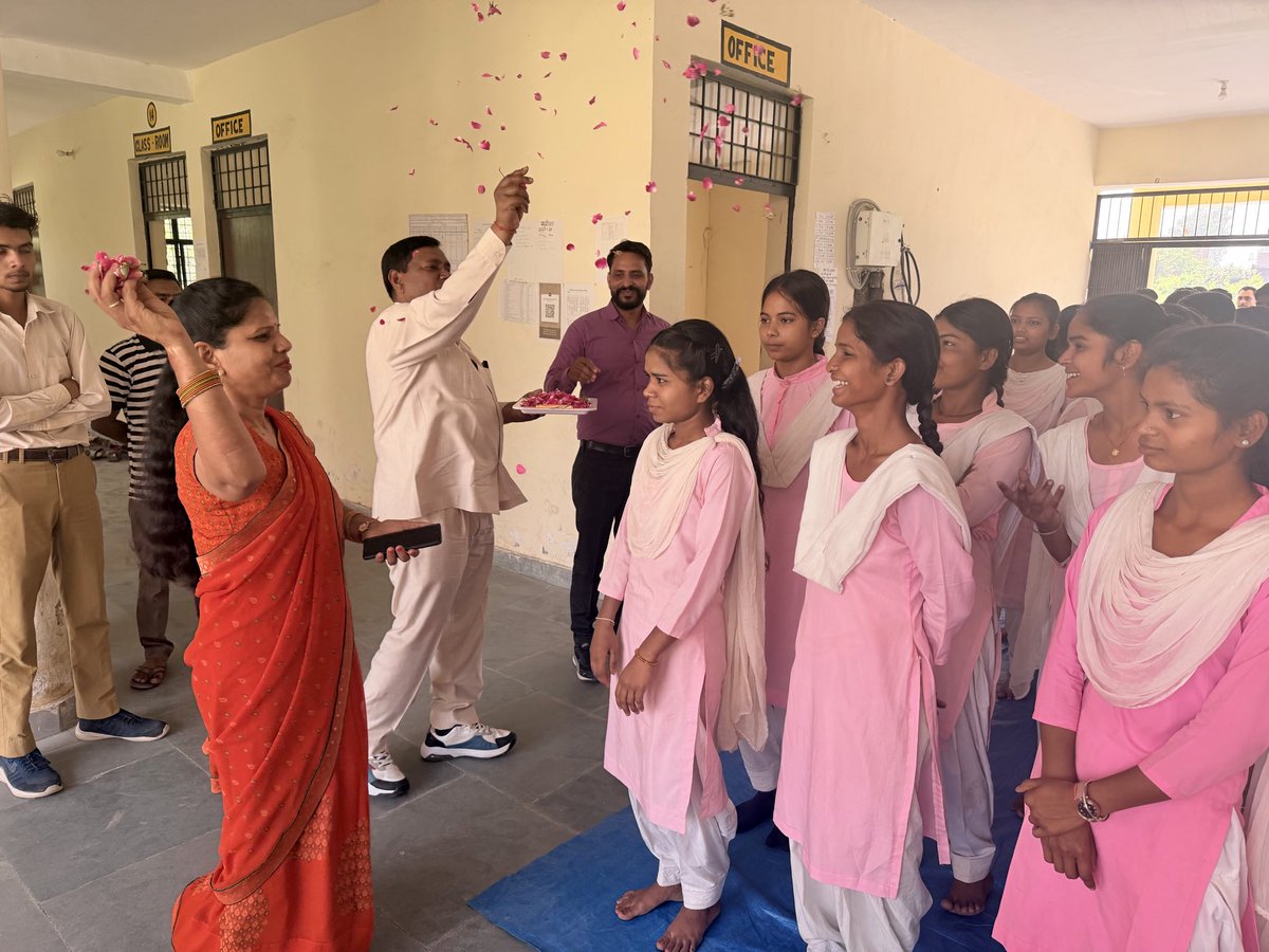 DrDCVarma877's tweet image. आज राजकीय इंटर कॉलेज चिटौली, फतेहगंज (प०) में स्कूल चलो अभियान के अंतर्गत आयोजित कार्यक्रम में रहना हुआ।

#SchoolChaloAbhiyan #EducationForAll #NewIndia
#drdcverma_mla #durvijaysakya #MYogiAdityanath