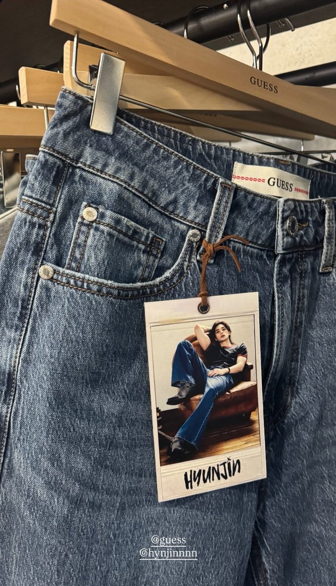 Even the clothes have Hyunjin’s tag on them
#HYUNJINxGUESS