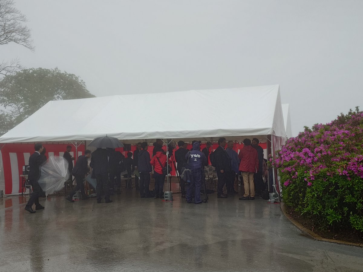 hinoyamaropeway's tweet photo. #ヒノヤマリング オープンいたしましたが、本日は雨で真っ白、霧がかかり何も見えませんでした。
天気の良い日に四季折々に千変万化する #関門海峡 の #絶景 を見に来てくださいね。 https://t.co/G0m0P1dbrv