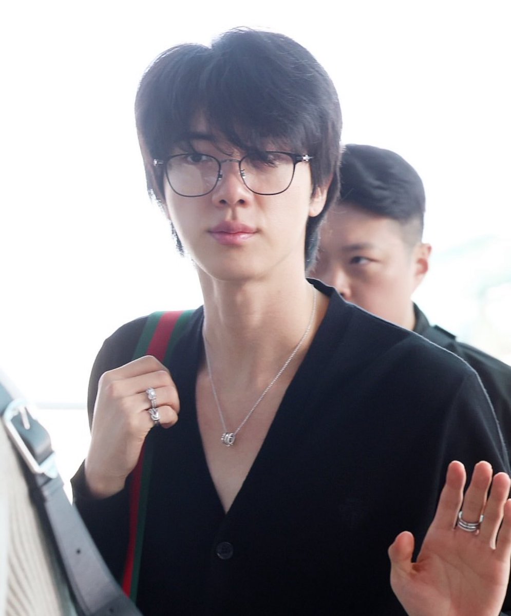 oliviatans's tweet image. OUUUUU THE OPEN CHEST AND THE GLASSES BRUHHHH THEY STAY #ON ALL DAY AND NIGHT OR WHATEVER HE SAID