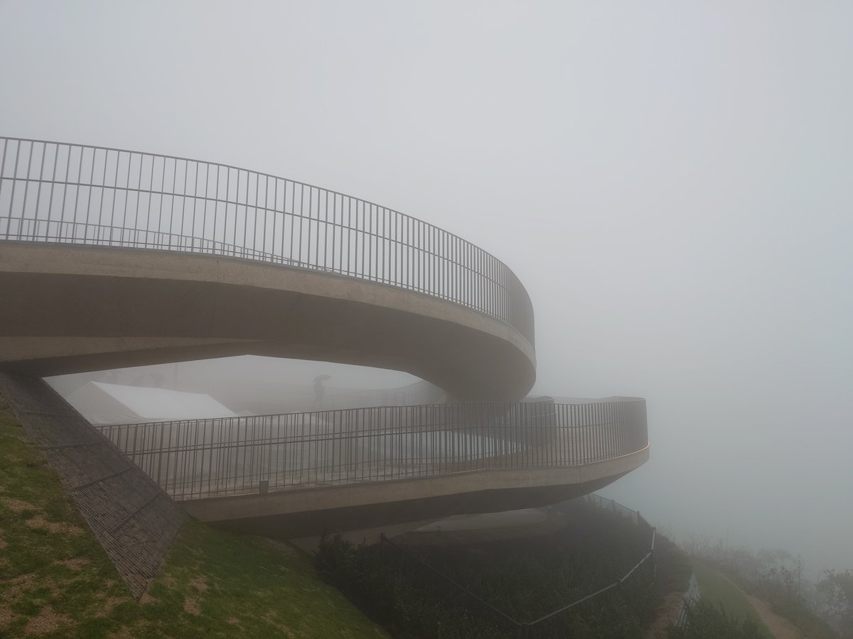 #ヒノヤマリング オープンいたしましたが、本日は雨で真っ白、霧がかかり何も見えませんでした。
天気の良い日に四季折々に千変万化する #関門海峡 の #絶景 を見に来てくださいね。