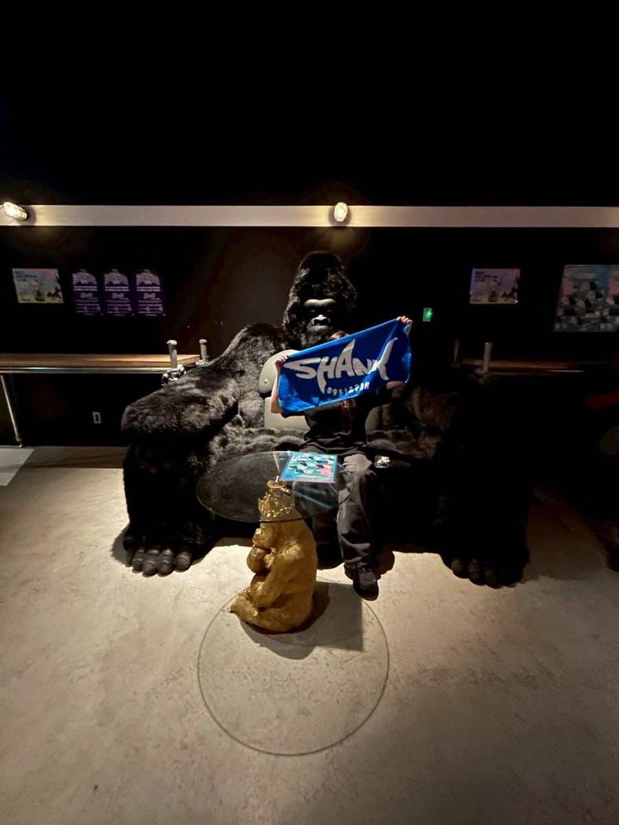 e__i__aa_'s tweet photo. やっと飲めたクリームソーダと やっとご対面できたゴリラソファー🦍 https://t.co/oR0HQUapXW