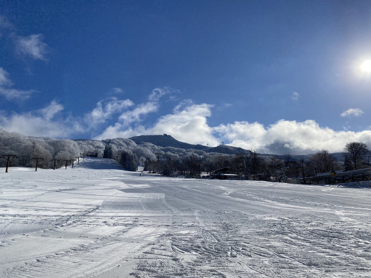 融雪が進んだため、4月24日の中央ゲレンデの営業終了をもって、今シーズンの蔵王温泉スキー場の営業はすべて終了となります。

今シーズンもたくさんのご来場、誠にありがとうございました！

エコーラインも明日開通し、蔵王はいよいよ本格的なグリーンシーズンへと歩みを進めます！