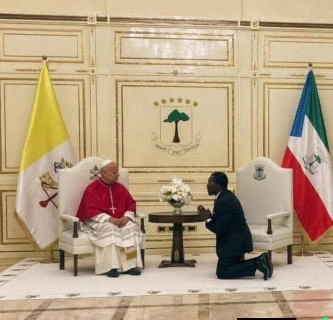 DelphineSankara's tweet image. 🔴Voici le Président Équato-guinéen🇬🇶 #Teodoro_Obiang_Nguema face à son Saint-Père (@Pontifex_fr)..

Décidément l’€sclavage volontaire est puissamment ancré dans la cervelle de cette Élite qui déshonore notre #Afrique.

Comment l’#Afrique va-t-elle se libérer avec cette qualité