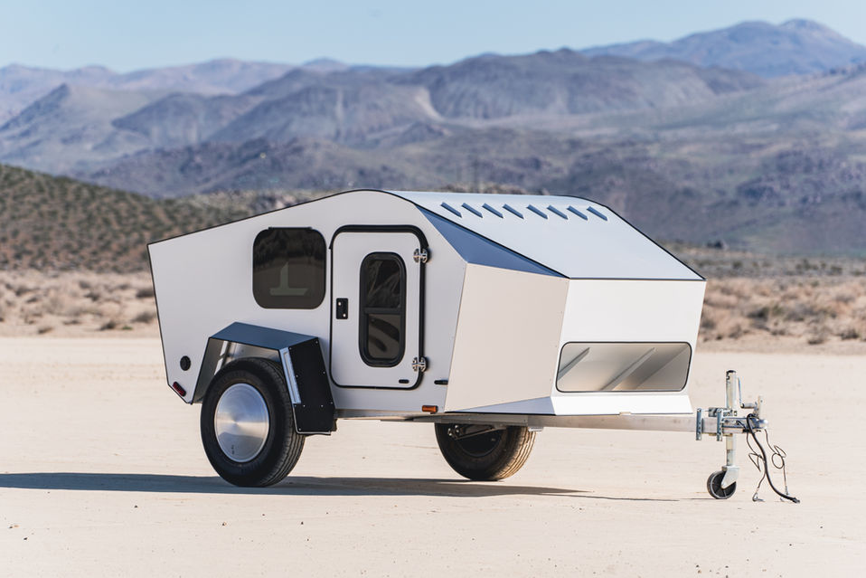 trends_place's tweet image. A Futuristic Trailer for Your Adventures
The Polydrops P19 EV Trailer is an ultra-light camping trailer designed for electric vehicles.

👉 See it in “15 Camp Gadgets You Should Get For Your Summer Adventure” - trendsplace.tech/camp-gadgets/

#EVTravel #CampingLife
