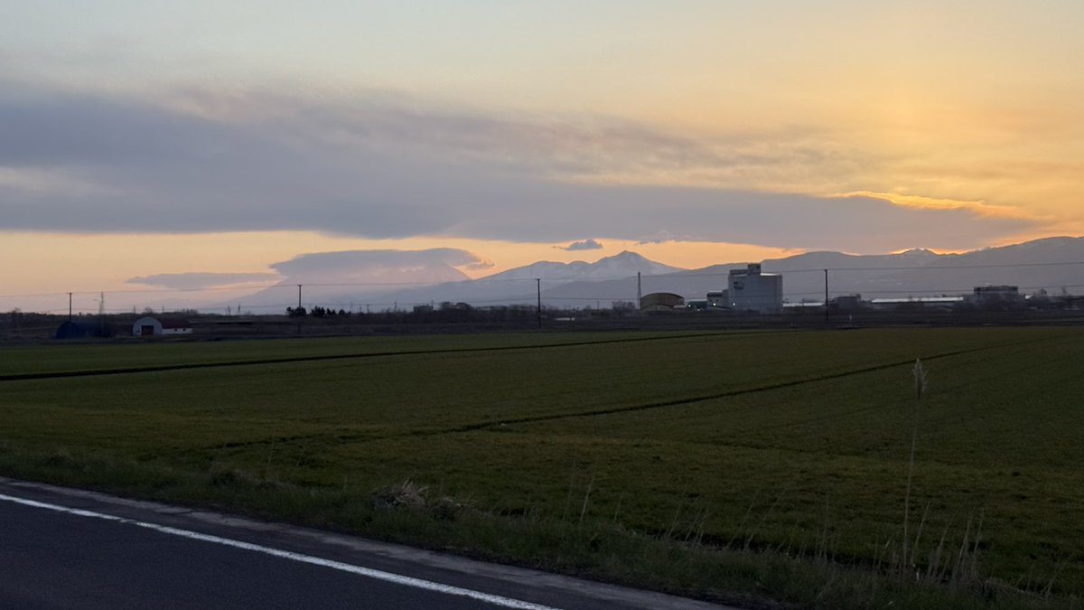 1173_PERFECT10's tweet photo. 傘雲を被った知床連山
北海道斜里町 https://t.co/jQz03aM1Nl