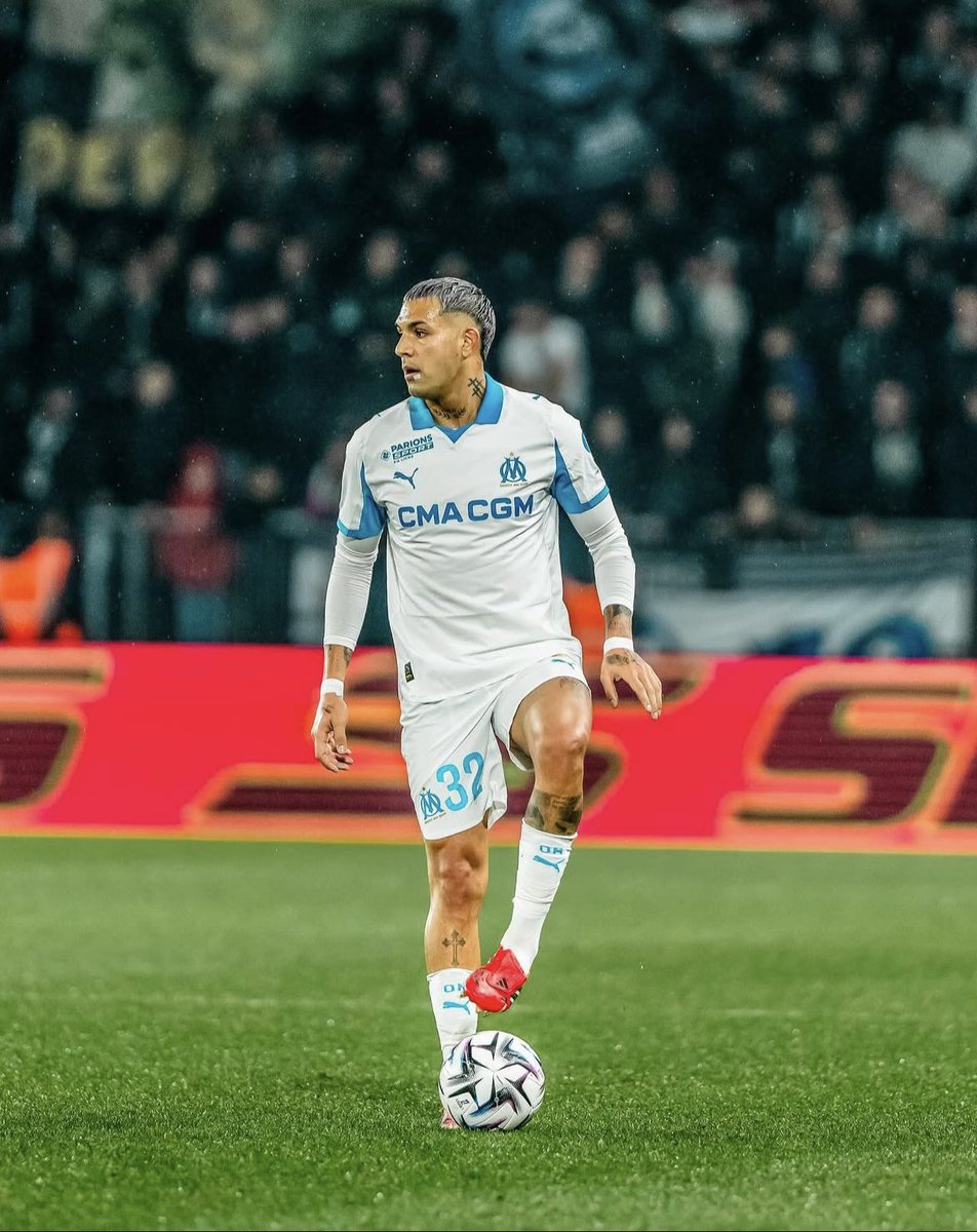 LaMinuteOM_'s tweet photo. 🚨Facundo Medina sur le départ de Roberto De Zerbi :

« Je ne sais pas comment les autres joueurs l’ont vécu. Moi, ça m’a profondément agacé, j’étais furieux.

Ca m'a beaucoup dérangé, je lui ai dit, à Roberto. Lui et moi, on a une relation très sincère car on a un peu le même parcours.

On a en commun une enfance un peu similaire et ce feu ou cette folie qui habitent en nous. 

C'est d'ailleurs pour cela que ça me fait très mal quand je sais que certains font des sacrifices pour nous supporter, et nous on n'arrive pas à leur rendre cet investissement.

Son départ a fait mal, a dérangé, mais c'est de notre responsabilité de poursuivre notre mission ».

#TeamOM 

🎙️RMC Sport