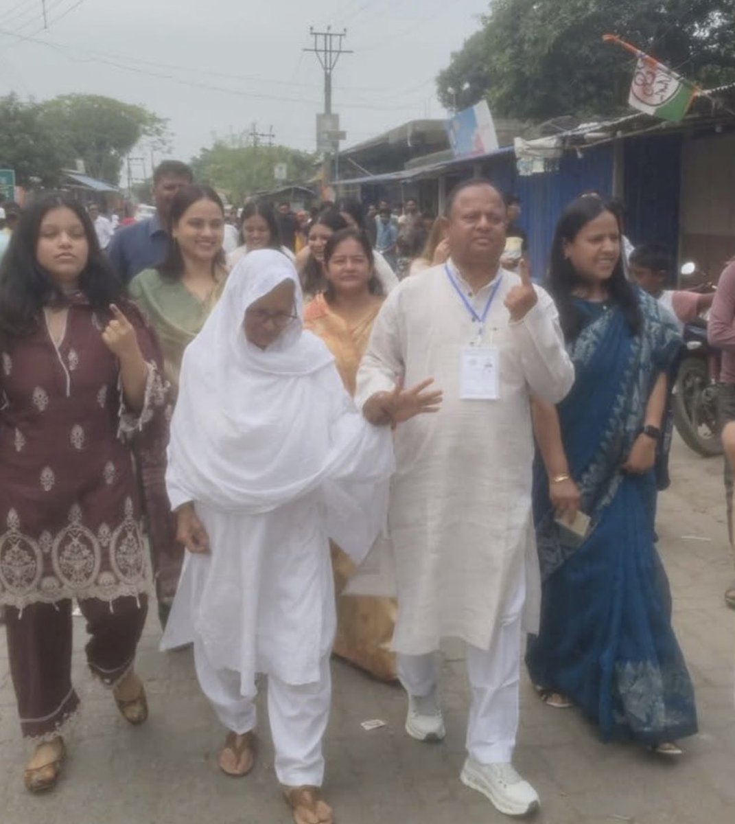 📍𝟑𝟎 𝐀𝐂 - 𝐆𝐨𝐚𝐥𝐩𝐨𝐤𝐡𝐚𝐫 

My mother led our whole family to the polling booth, full of energy. 

At 90, she still insisted on voting in person, standing shoulder to shoulder with Didi <a href="/MamataOfficial/">Mamata Banerjee</a> 

Today’s Responsibility 👇
𝐂𝐚𝐬𝐭 𝐘𝐨𝐮𝐫 𝐕𝐨𝐭𝐞 🗳️