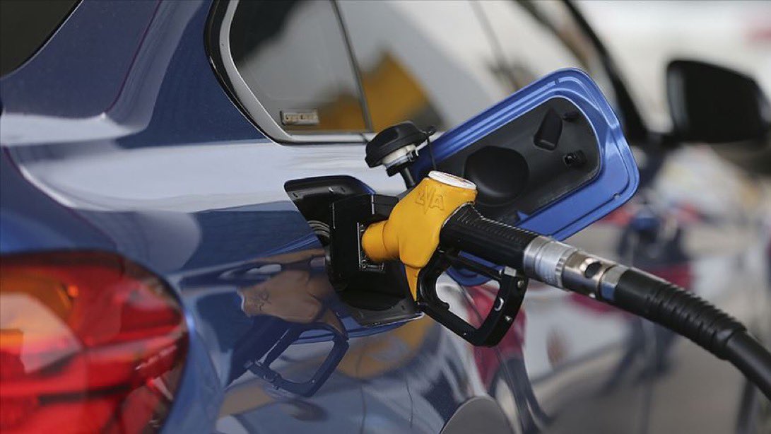 ⛽İndirim Geldi .

Akaryakıt fiyatlarında döviz kuru, petrol fiyatları ve vergi düzenlemelerine bağlı değişim sürerken motorin grubunda indirime gidildi. 23 Nisan 2026 itibarıyla motorin fiyatlarında 2,33 TL’lik düşüş gerçekleşti. Yapılan indirim pompaya yansıdı