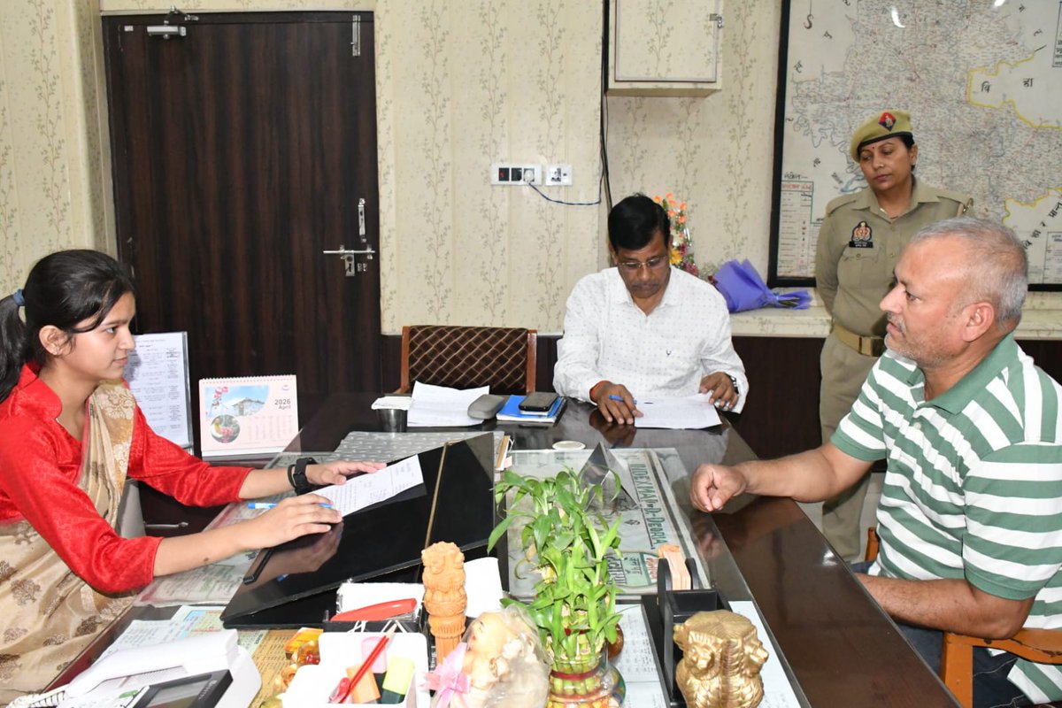 मिशन शक्ति फेज-5 के अंतर्गत जिलाधिकारी कार्यालय में “एक दिन की जिलाधिकारी” कार्यक्रम का आयोजन किया गया।साक्षी दूबे ने एक दिन के लिए डीएम की कुर्सी पर बैठकर पदीय दायित्वों का निर्वहन करते हुए प्रशासनिक कार्यप्रणाली को समझा तथा विभिन्न विभागों की कार्यप्रणाली की जानकारी प्राप्त की।