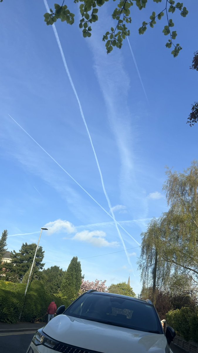 delgar87's tweet photo. I thought they had stopped a little bit with the @chemtrails, not at all. They know how to ruin a beautiful day..🤬 https://t.co/x920h0KHx8