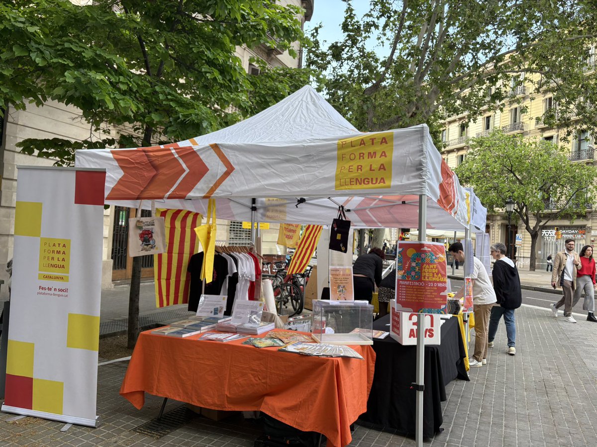 🌹 Tot preparat a la parada de Sant Jordi de Plataforma per la Llengua.

👉 Veniu a veure’ns a Carrer Consell de Cent, 298.