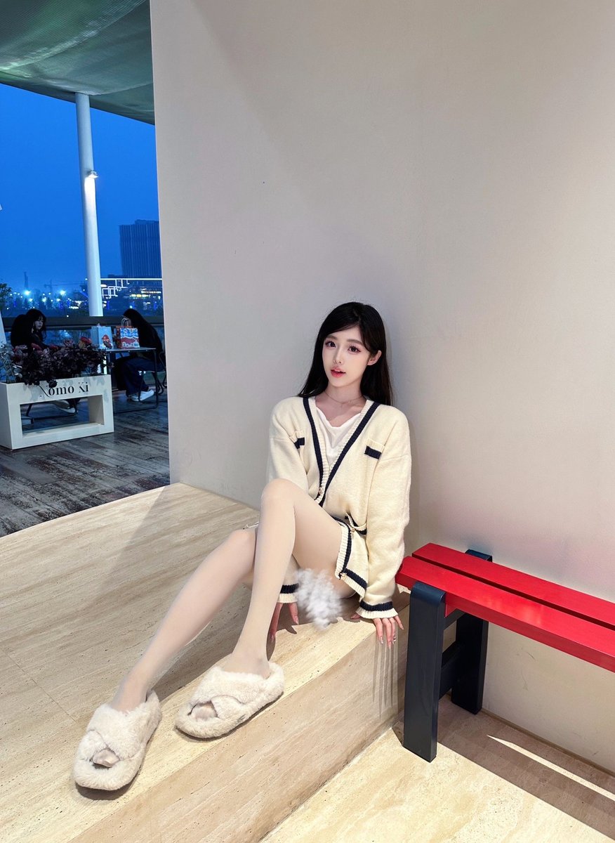 T51612895's tweet photo. 杭州西湖区，00年，168/52，自媒体。
长腿细腰，制服丝袜很有诱惑力。表面高冷，其实身体敏感。想找技术好的哥哥把我操舒服，器大持久，能玩情趣玩具。
#杭州 #同城 #发情 #求固定 https://t.co/GEoFhgyPbK