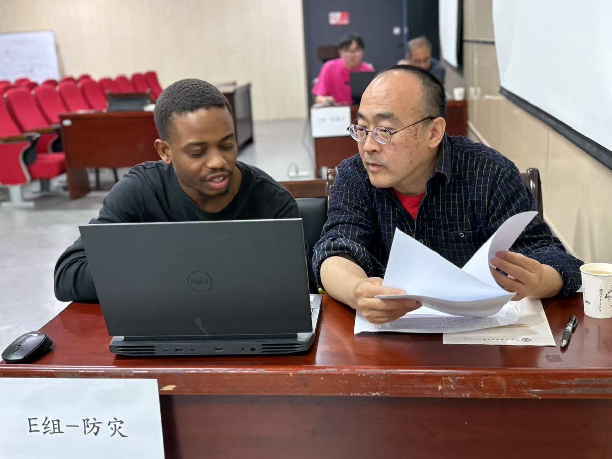 AlphenSibanda's tweet photo. Have you ever wondered why lecturers in China are referred to as teachers?
They provide individualized attention to each student’s challenges.
 DM me, and I can help you apply to a Chinese university, where you’ll gain top tier expertise to advance your professional career. https://t.co/hBkGBE7D2e