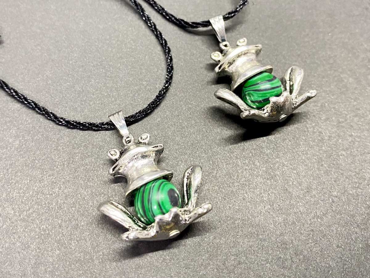 ひょうきんなお顔の蛙と天然石(マラカイト)のネックレス作りました。長さ調整可能な紐ネックレスです🐸

━*＼蛙祭2026 in堀越神社／*━

カエルだらけのアートのまつり‼︎
2026年 #蛙祭

5月24日(日)10時〜16時
堀越神社 境内
(大阪市天王寺区茶臼山1-8)
＿＿＿＿＿＿＿＿＿＿＿＿＿＿＿