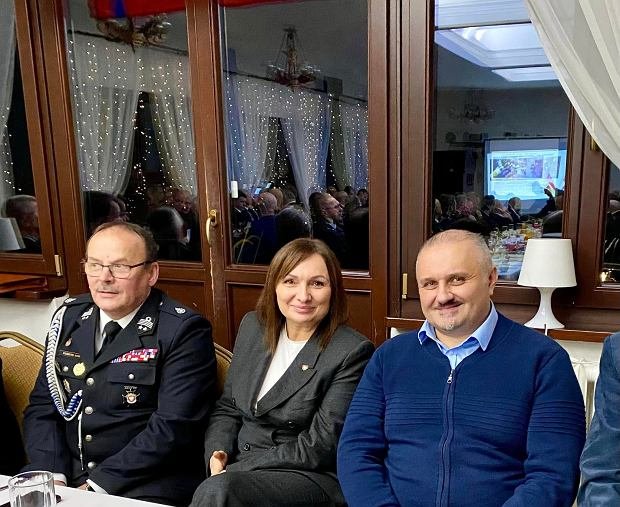 Mąż <a href="/MWielichowska/">Monika WIELICHOWSKA</a> z KO bez jakiegokolwiek doświadczenia w branży medycznej, dostał fuchę za 16.000 złotych miesięcznie.
Dobry znajomy wicemarszałek z jej partii, starosta nyski zarekomendował Rafała Wielichowskiego na członka zespołu zajmującego się odbudową szpitala po powodzi.