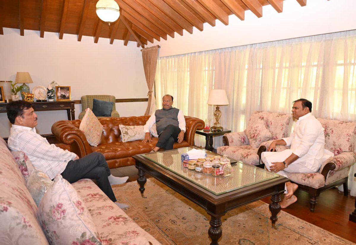 cbawankule's tweet image. विधानसभा अध्यक्ष श्री. @rahulnarwekar जी यांच्या शिवगिरी या निवासस्थानी त्यांची भेट घेतली. यावेळी त्यांच्याशी विविध विषयांवर चर्चा झाली. माझ्यासमवेत यावेळी आ. @BhatkhalkarA जी उपस्थित होते.

@PMOIndia @CMOMaharashtra @maharevenue @MahaDGIPR 
#Maharashtra #Mumbai #RevenueMinister