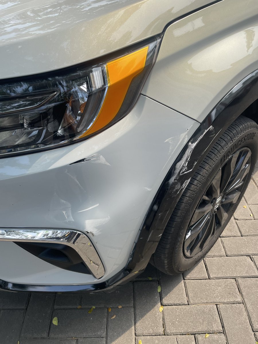 Benskyz's tweet photo. Hallo warga X plis do your magic, pagi kemarin habis di serempet toyota velfire B 6 GLO, kejadiannya deket puri mall jakbar, mau puter balik doi tiba tiba maksa masuk jalur gamau antri posisi lagi macet, akhirnya nyerempet mobil gue, dia kabur setelah di suruh minggir 🙏🏻 😭 https://t.co/Yl9IjJav5G