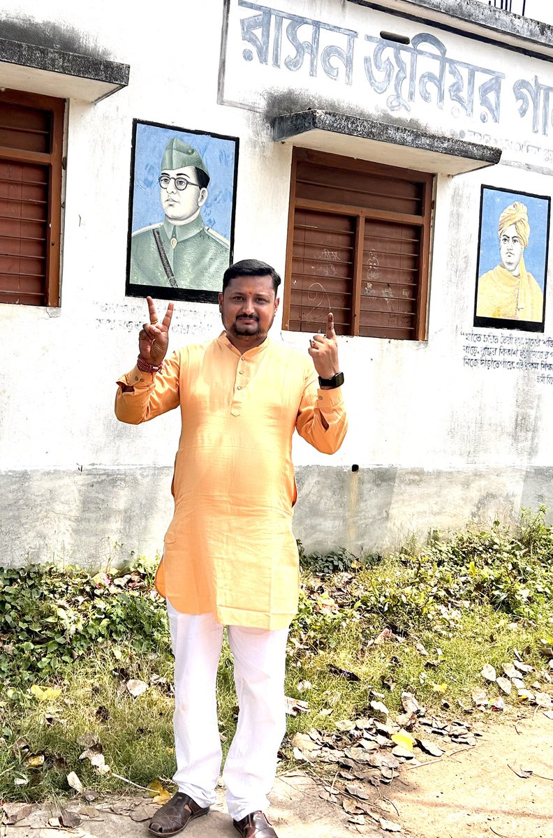 arupdash_bjym's tweet photo. পরিবর্তনের সংকল্পে ও সোনার বাংলা গড়ার লক্ষ্যে আজ সাধারণ মানুষ গণতান্ত্রিক অধিকার প্রয়োগ করছেন। 
আমিও নিজের ভোটাধিকার প্রয়োগ করলাম।
সকলের কাছে আবেদন,নির্ভয়ে সপরিবারে বুথে গিয়ে ভোট দিন। আপনার একটি ভোটই গড়ে তুলতে পারে ভয়মুক্ত ও উন্নত পশ্চিমবঙ্গ।
@SuvenduWB https://t.co/zFbKuU0sJd