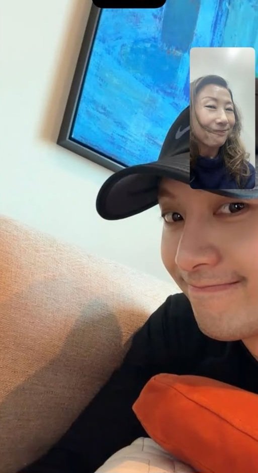 Jackson and Mama on video call for her birthday ❤️❤️

#JacksonWang