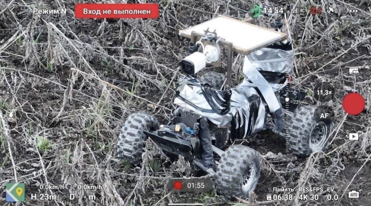 Drone_Wars_'s tweet image. 📸: A small RC device in Ukraine is allegedly equipped with an explosive charge mounted in the center and is said to be positioned in a stationary guard role, according to reports.

#Ukraine #UGV #DRONES #Starlink