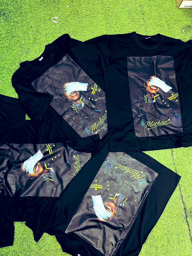ProdEben's tweet photo. Mc 🚨🚨🚨

Hello, aimable élite ! Avez-vous déjà vos T-shirts "King of pop" pour la grande première de la projection mondiale du film de Michael Jackson ? 

Non ? Venez les chercher chez nous rapidement pour célébrer notre légende ! 

#KingOfPop #MichaelJackson 
📍Max RT 🙏🥰 https://t.co/jbBWxPEnCo