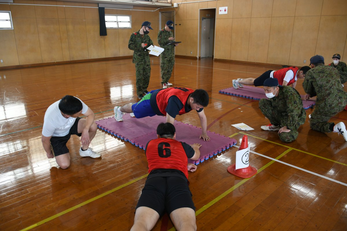 3log_senzo's tweet photo. 陸曹候補生２次試験（体力検定）を行いました。受験者は、腕立て伏せ、腹筋、3000ｍ走の３種目において全力を出し切りました。
#第３後方支援連隊 #千僧駐屯地 #陸曹候補生 https://t.co/fJPkxbMjL9