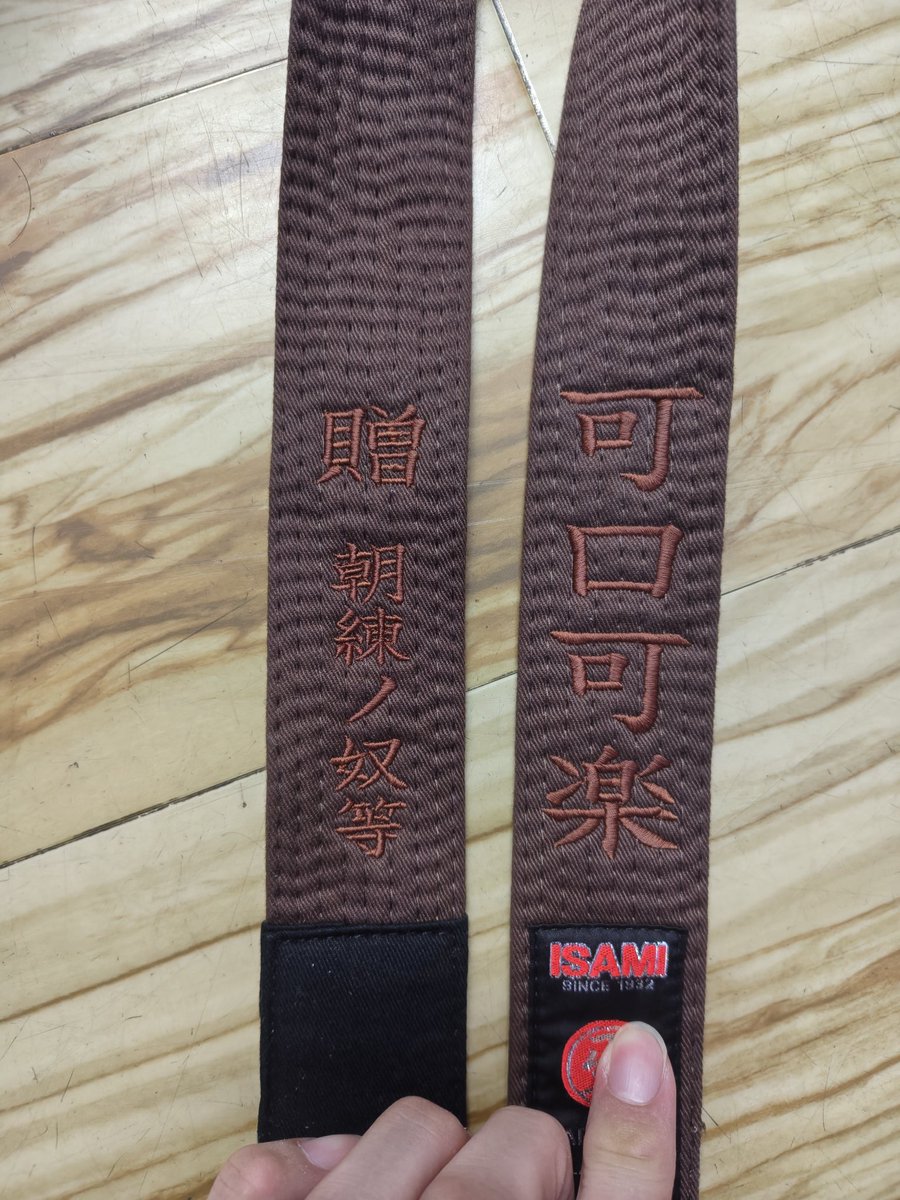 100manencom's tweet photo. コカ・コーラの漢字表記は単なる当て字じゃなくちゃんと意味を持った翻訳になってるらしい。見る人が��たら意味も分からず漢字Tシャツ来てる外国人の逆輸入版みたいになるけど、それっぽい意味を捏造しておこう。「誰にでも合わせて楽しいスパーします」みたいな。 https://t.co/HlD4d3GYEM