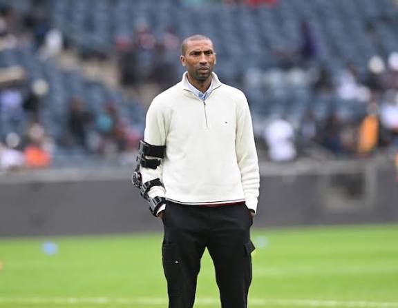 Around this time last season teams were doing guard of honour for Sundowns with 17 points clear on top 

This man changed our lives 😭😭🔥