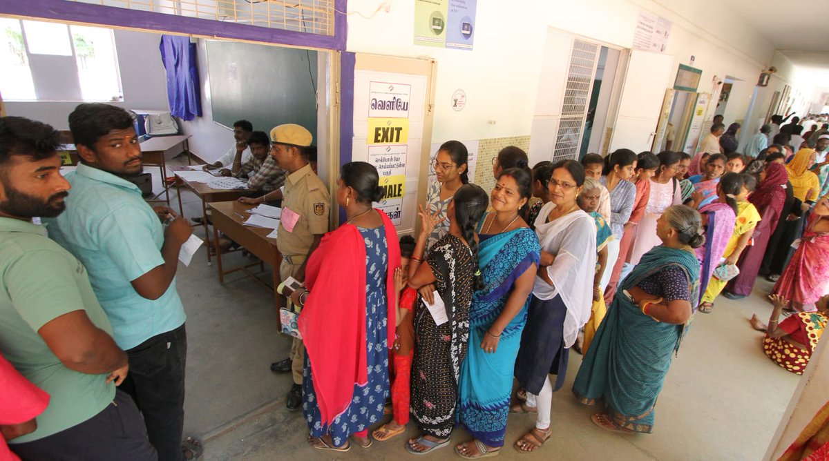 timesofindia's tweet image. #ElectionsWithTOI | A large number of voters stood in long queues to cast their votes at #Sammatipuram in the #Madurai West Assembly constituency 🗳️

Track LIVE updates🔗toi.in/tmaildksxs

#TamilNaduElections #AssemblyElections #Election2026 #TamilNadu