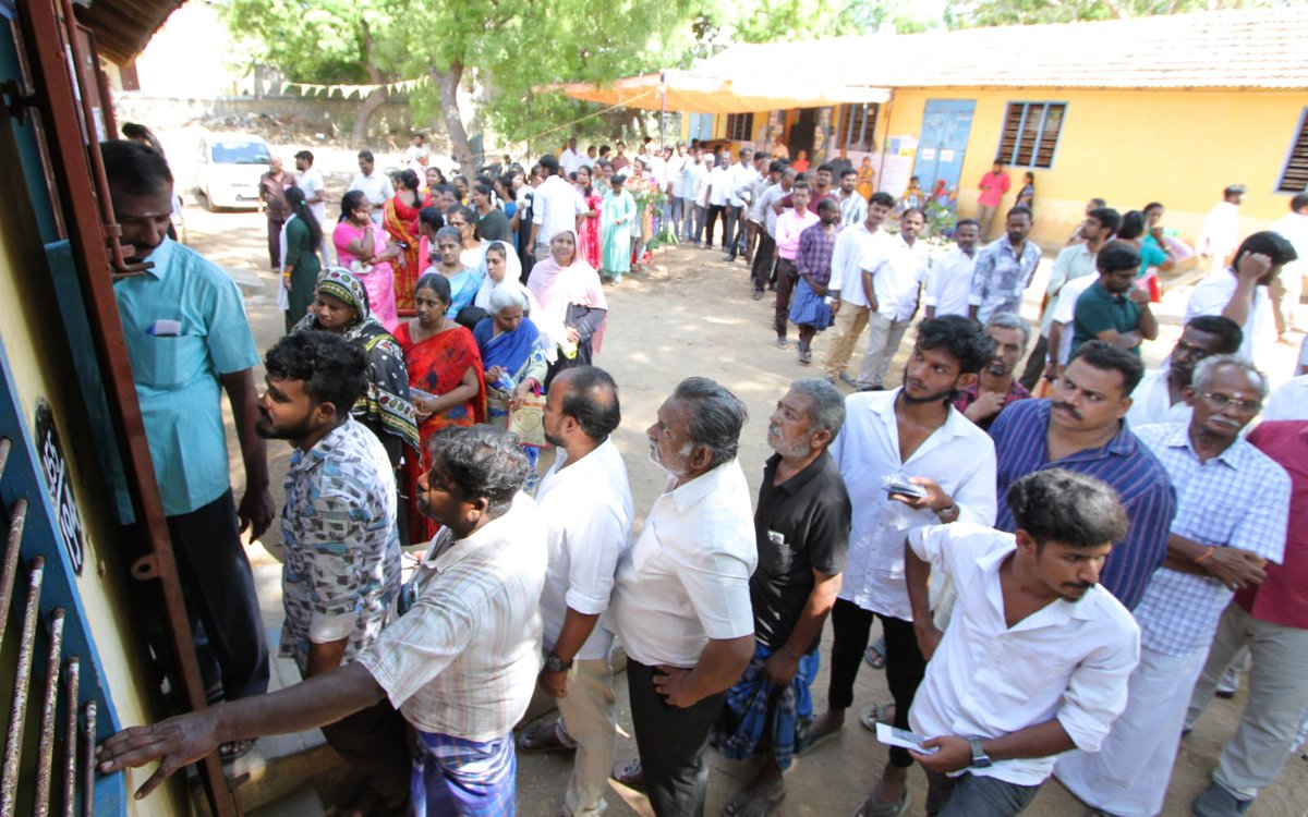 timesofindia's tweet image. #ElectionsWithTOI | A large number of voters stood in long queues to cast their votes at #Sammatipuram in the #Madurai West Assembly constituency 🗳️

Track LIVE updates🔗toi.in/tmaildksxs

#TamilNaduElections #AssemblyElections #Election2026 #TamilNadu