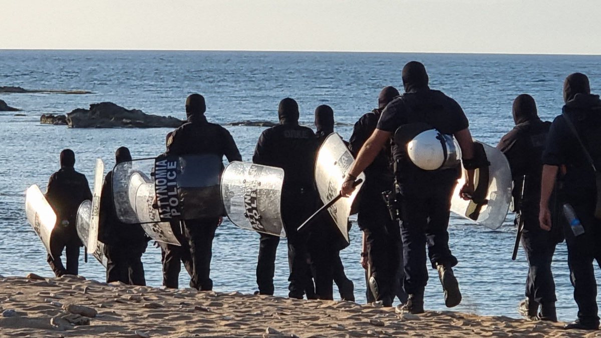 Με πλοίο της γραμμής και στη συνέχεια δεύτερη ομάδα με σκάφος των λιμενομπατσων. Την Λίλιαν Στεφανάκη να μην ξεχνάμε να αναφέρουμε