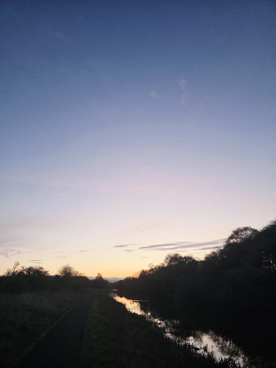 CraigRGNDem's tweet image. A quick early 5k with a nice sunrise 🙂🏃🏻‍♂️

#Running #5k #Glasgow #Sunrise @UKRunChat #Strava