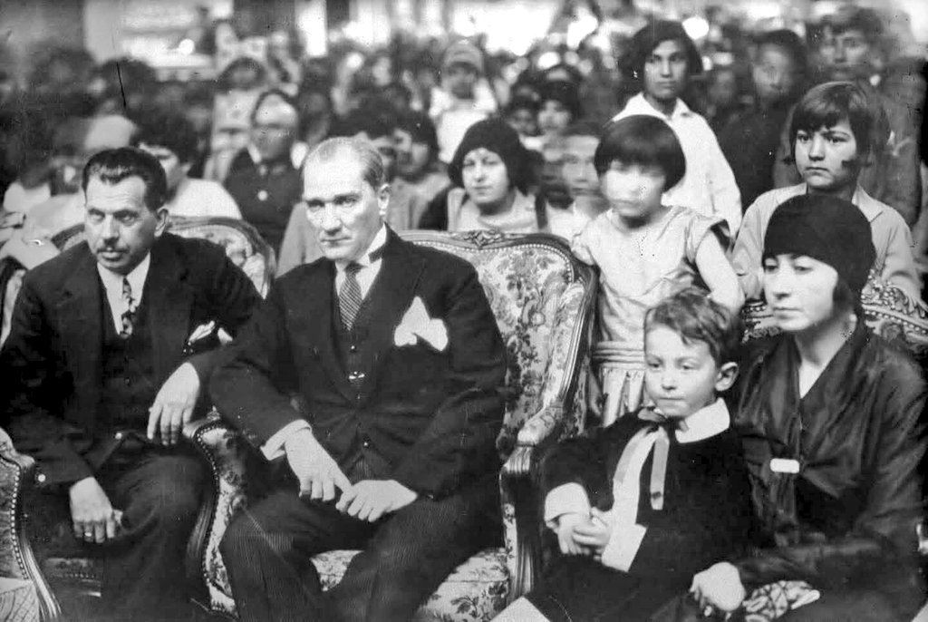 Gözleriz ufukları
Başları hep yukarı
Hem çalışkan hem dürüst
Atatürk çocukları!