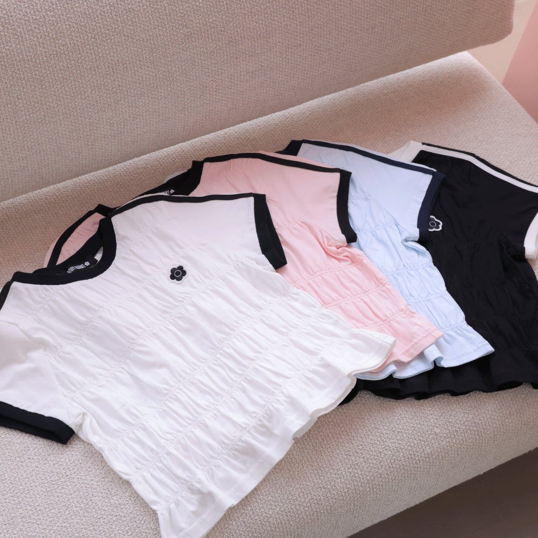 maryquantjp's tweet image. 【バイカラーシャーリング Tシャツ】
x.gd/wTMq1
シャーリングと裾のフリル感が、スポーティーな印象に可愛らしさをプラス。
#MARYQUANT 
#マリークワント
#Tシャツ
#シャーリングTシャツ