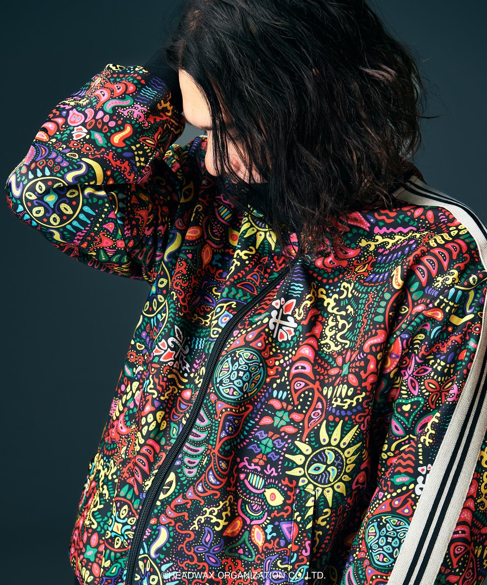 hideofficial_20's tweet photo. 【 #hide × #glamb 】

『Check Tracksuit ＆ Paint Tracksuit』

hideとglambが4度目となるコラボレーションを発表、チェック柄とペイント柄を大胆な総柄使いであしらったジャージが登場！

トップスは総柄とモノトーンのリバーシブル仕様、モノトーン面で着用すれば柄を裏地に覗かせた大人なスタイリングも可能。

商品は受注生産となりナタリーストアで4月30日(木) 23:59まで予約販売実施中、ぜひお見逃しなく⚡️

【ナタリーストア】
https://t.co/qQmkkoBaJg