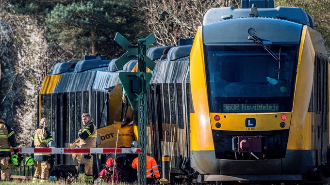 upuknews1's tweet image. #UPDATE : Four people are in critical condition after two trains collided in Denmark, according to local reports. 

The crash occurred about 40 km north of Copenhagen, with a total of 17 people injured, news agency Ritzau reported, citing health officials.

#Denmark #Copenhagen