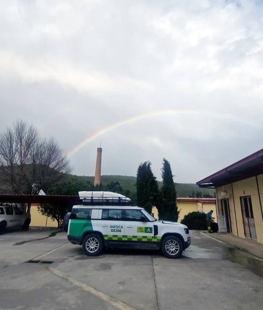Plan_INFOCA's tweet photo. Vuelven las nubes, sin descartar la lluvia en la occidental y en las sierras. Habrá quien piense que las nubes “arruinarán los farolillos”, pero lo que sí es seguro es que siempre traen cosas buenas. Como este arco iris en el #CEDEFO de #LaResinera (en #Granada).
#BuenosDías🌞 https://t.co/PLZBrPcJnX