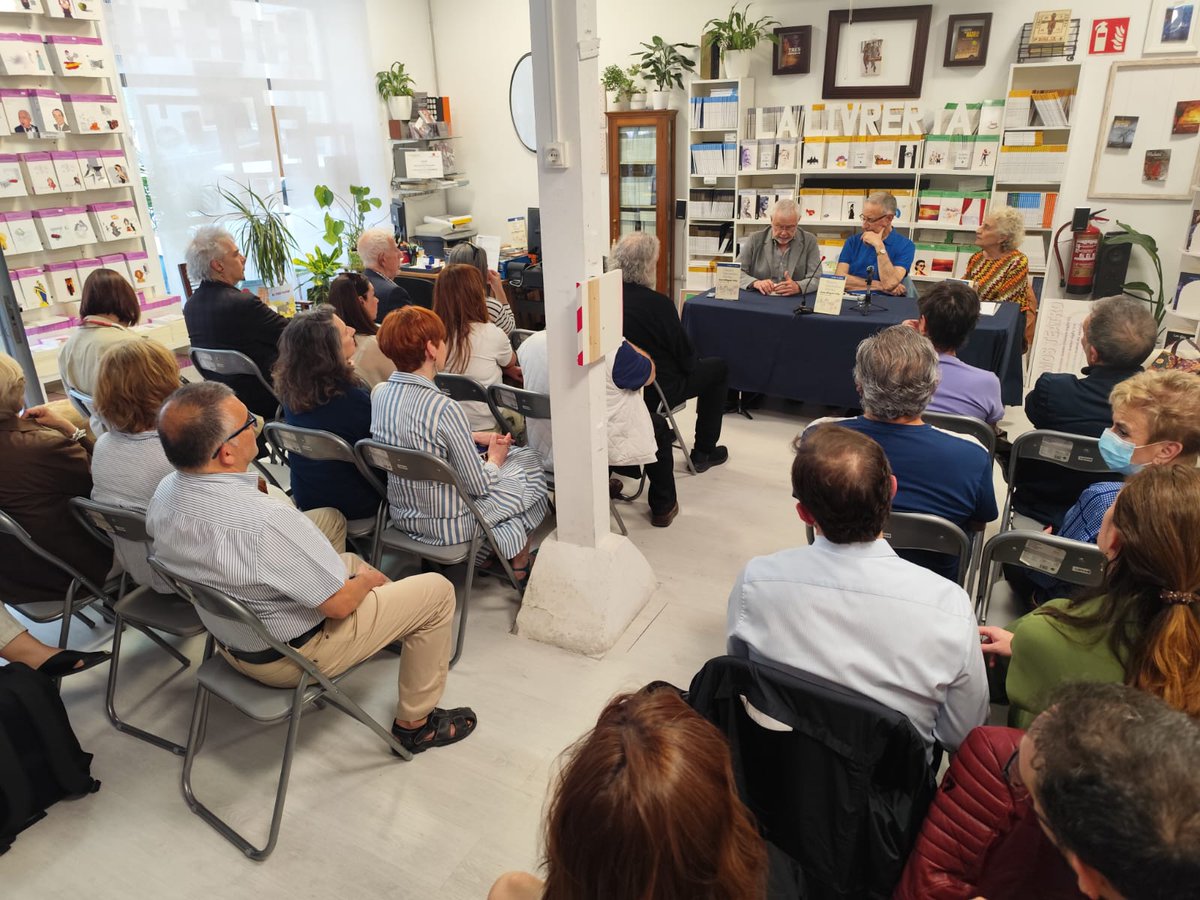erideediciones's tweet image. Presentación de "Teatro / Femenino / Plural" de José-Miguel Vila, acompañado por la prologuista del libro, Consuelo Trujillo.

#teatro #mujeres #queleer #lecturas #libros #librosrecomendados #quelibroleo