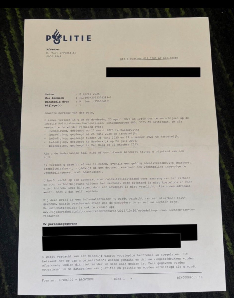 NDikkeboom's tweet image. @Fleurspolitiek na oproep verhoor:

‘Daar werk ik niet aan mee’, ‘Ik buig niet voor de macht’. En: ‘we zullen zien welke keuzes ik ga maken’.

Politie: ‘als u zich niet meldt zult u worden aangehouden’.

Fleur is nú dus onderweg naar het bureau.

#verhoor #vingerafdruk #mugshot