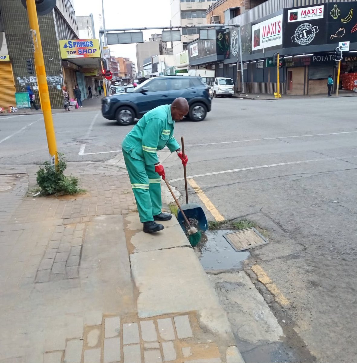 City_Ekurhuleni's tweet photo. #Hospitalview and #Makhulong, restoring dignity and reclaiming public spaces. #Leboeng โ round collection is underway to ensure no waste is left behind.
๐ #Springs โ teams are busy with waste collection and litter picking, creating safer, cleaner surroundings for all. https://t.co/PLoI2AqmMX