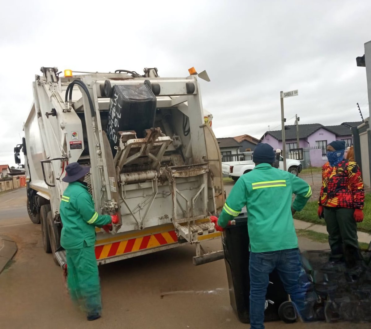 City_Ekurhuleni's tweet photo. #Hospitalview and #Makhulong, restoring dignity and reclaiming public spaces. #Leboeng โ round collection is underway to ensure no waste is left behind.
๐ #Springs โ teams are busy with waste collection and litter picking, creating safer, cleaner surroundings for all. https://t.co/PLoI2AqmMX