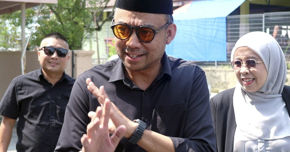 hmetromy's tweet image. #Rap  Adira Suhaimi yang juga usahawan, Datuk Red, 48, menepis dakwaan penyanyi itu kononnya beliau meletakkan beberapa syarat untuk menarik kes pengesahan lafaz rujuk di mahkamah. 

hmetro.com.my/rap/rapextra/2…