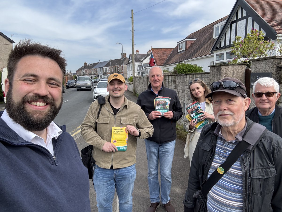 FletcherPlaid's tweet photo. 14 days to go!

We’ve been out across Bridgend and the positive conversations keep mounting up.

Lots of requests for @Plaid_Cymru  placards and posters. If you want one, just give us a shout 🏴󠁧󠁢󠁷󠁬󠁳󠁿 https://t.co/kvrMjI7dPW