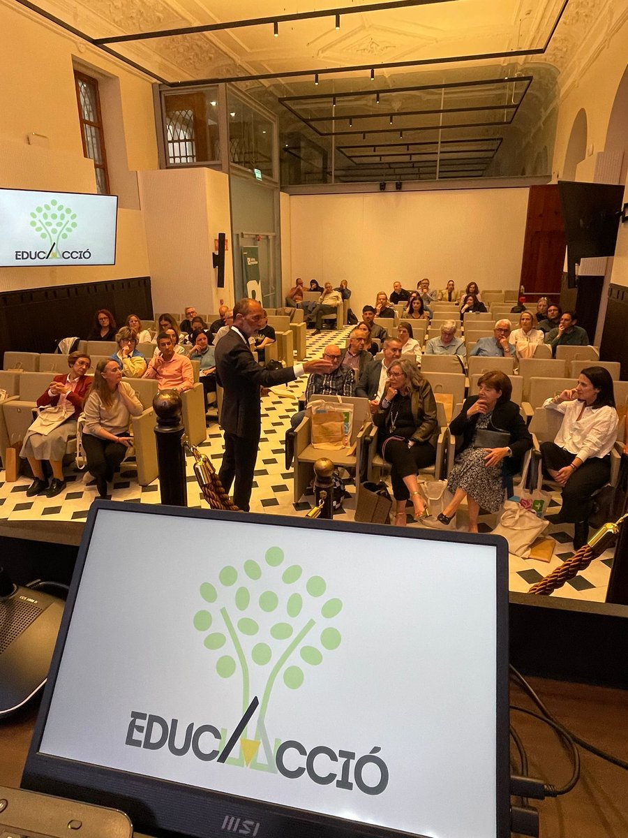 escacv's tweet photo. @escacv  y @GrupoAnaya en el I #Educaccio2026 en Universidad Católica de Valencia San Vicente Mártir.  Profesionales de la educación de centros concertados católicos para aprender de  SILVESTRE DEL RÍO VALERO y Victoria Garcia Moret. Bravo!! https://t.co/undVu9lDW9