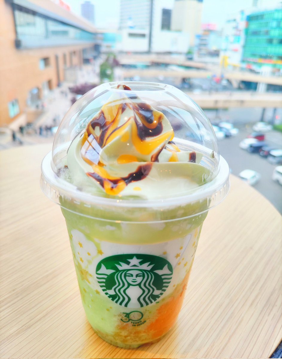 いろいろ頑張ったので、人生初ひとりスタバ！　そして、人生初フラペチーノ！　しかもメロン！！　
初フラペチーノですとお店の方に伝えたら、「おめでとうございます」と言っていただきました♪
仙台駅を見下ろすこのシチュエーションで「天狗の台所」の最新巻を読むという贅沢をしております(*^。^*)