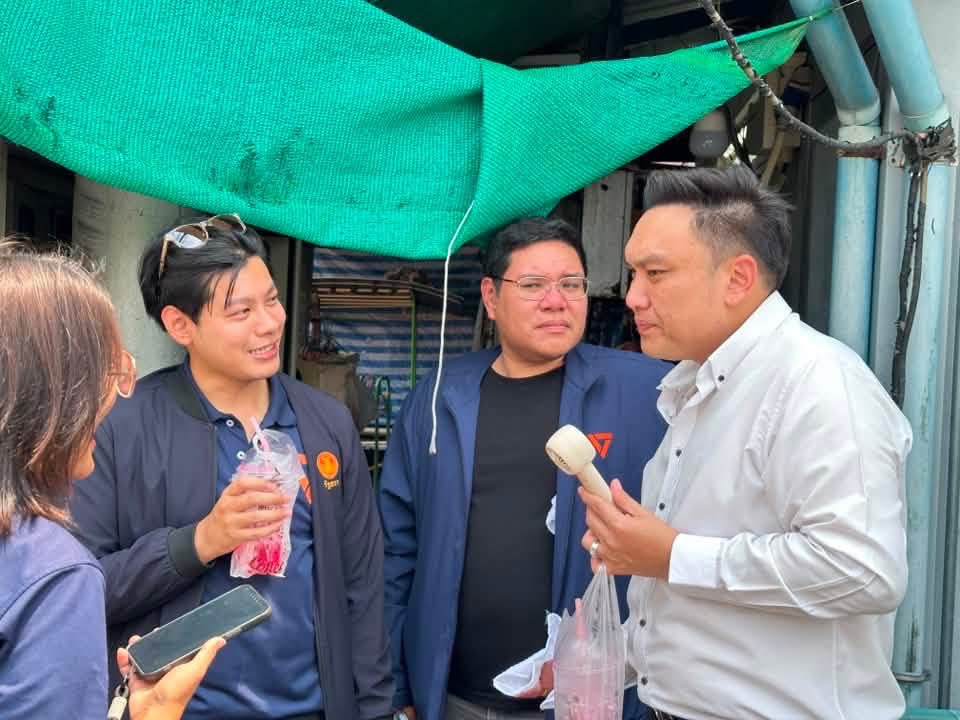 Apiwatmart1's tweet photo. ฝาก
📍 ลงพื้นที่ติดตามปัญหาชุมชนริมคลอง
       ผม ส.ก. อภิวัฒน์ ด่านศรีชาญชัย เขตจตุจักร ร่วมกับ ส.ส. ศุภณัฐ มีนชัยนันท์ เขต 9 และเจ้าหน้าที่ที่เกี่ยวข้อง ลงพื้นที่ติดตามสถานการณ์และรับฟังปัญหาจากพี่น้องประชาชนในชุมชนริมคลองเปรมประชากร 
       การลงพื้นที่ครั้งนี้ เป็นการประสานงานร่วมกันเพื่อรับทราบข้อเท็จจริงในพื้นที่ ไม่ว่าจะเป็นประเด็นด้านไฟส่องสว่างริมคลอง ปัญหาน้ำเน่าเสีย และปัญหาบ้านรุกล้ำริมคลอง เพื่อนำข้อมูลไปประกอบการพิจารณาในส่วนที่เกี่ยวข้องตามหน้าที่ต่อไป
.

ผลิตสื่ออิเล็กทรอนิกส์โดย นายอภิวัฒน์ ด่านศรีชาญชัย 
เลขที่ 2/1478 ศุภาลัยปาร์ค เกษตร แขวงเสนานิคม เขตจตุจักร กรุงเทพมหานคร 10900 จำนวน 1 โพสต์ ตามวันและเวลาที่ปรากฎ